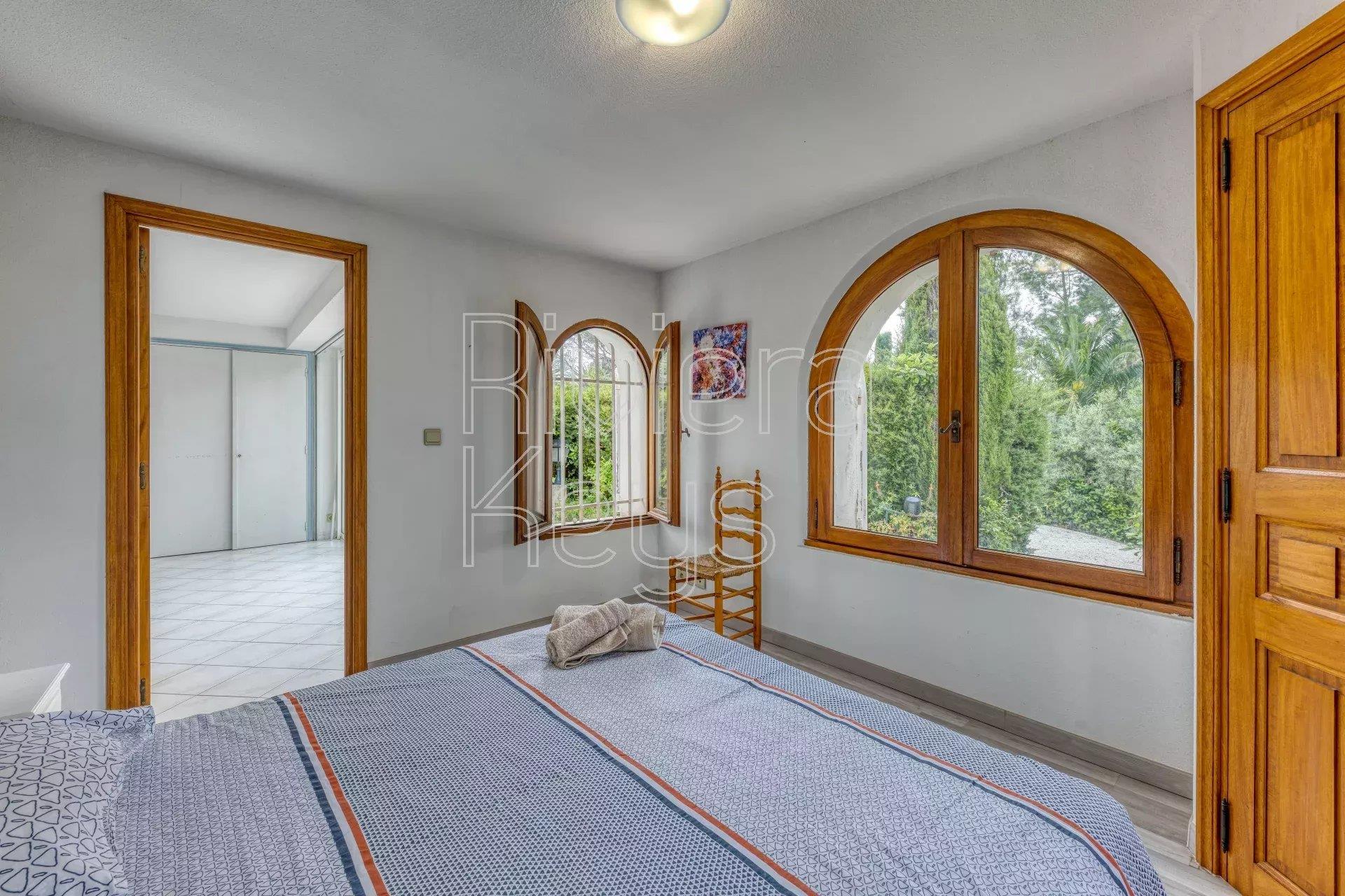 Saint-Raphaël: Elegant 4-Bedroom Apartment in a Belle Époque Villa - 13