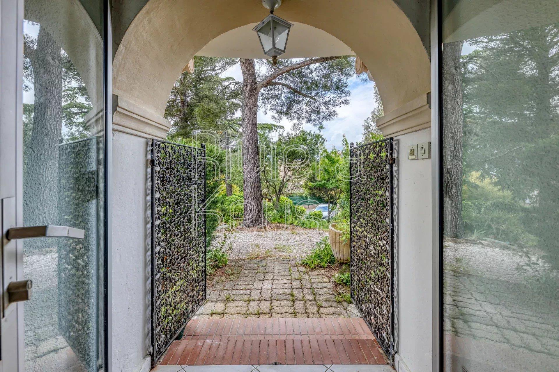 Saint-Raphaël: Elegant 4-Bedroom Apartment in a Belle Époque Villa - 4