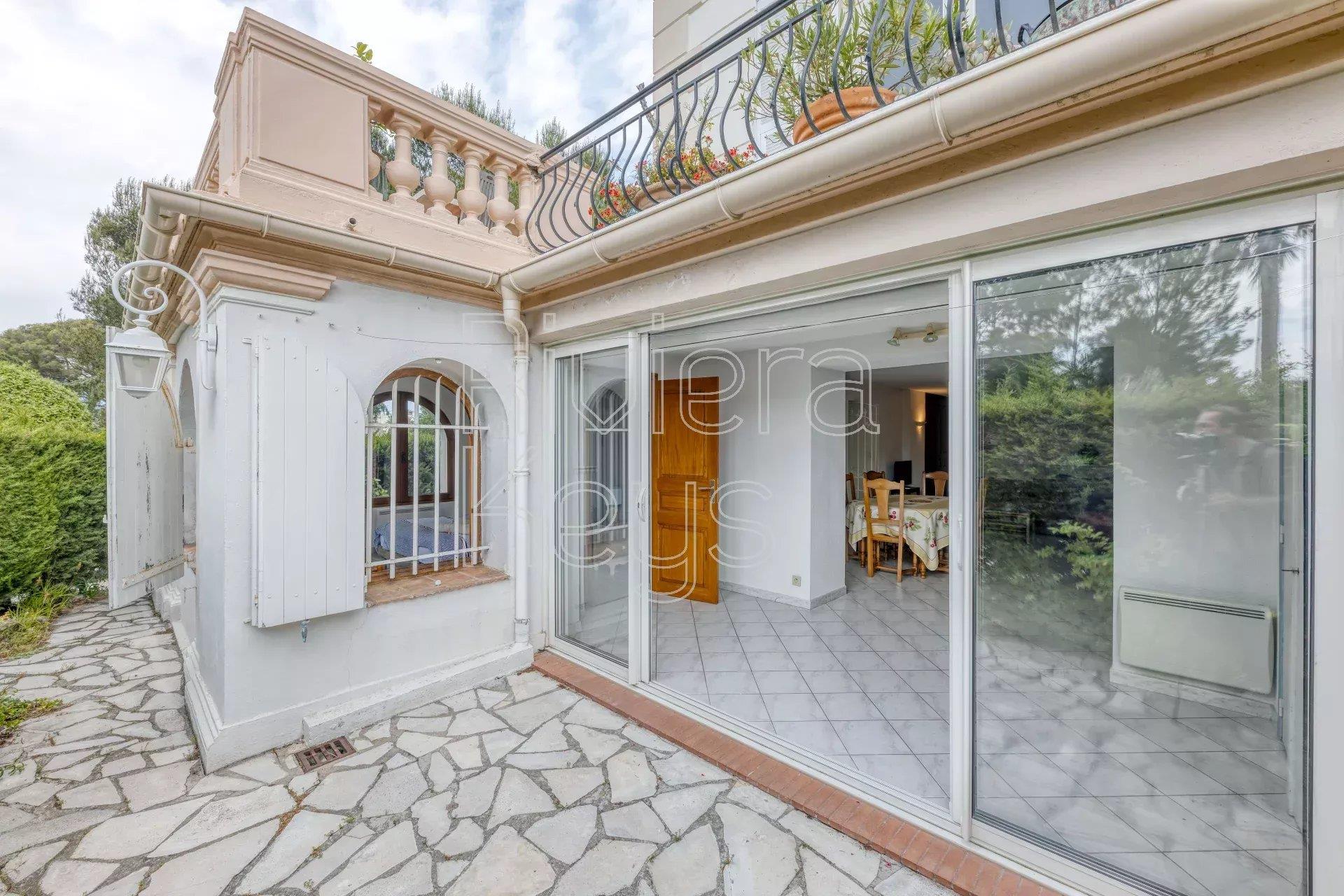 Saint-Raphaël: Elegant 4-Bedroom Apartment in a Belle Époque Villa - 7