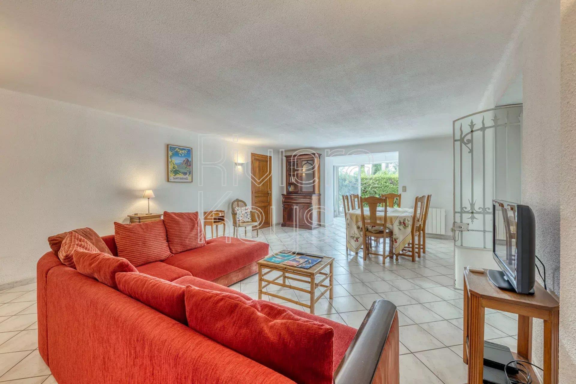 Saint-Raphaël: Elegant 4-Bedroom Apartment in a Belle Époque Villa - 9