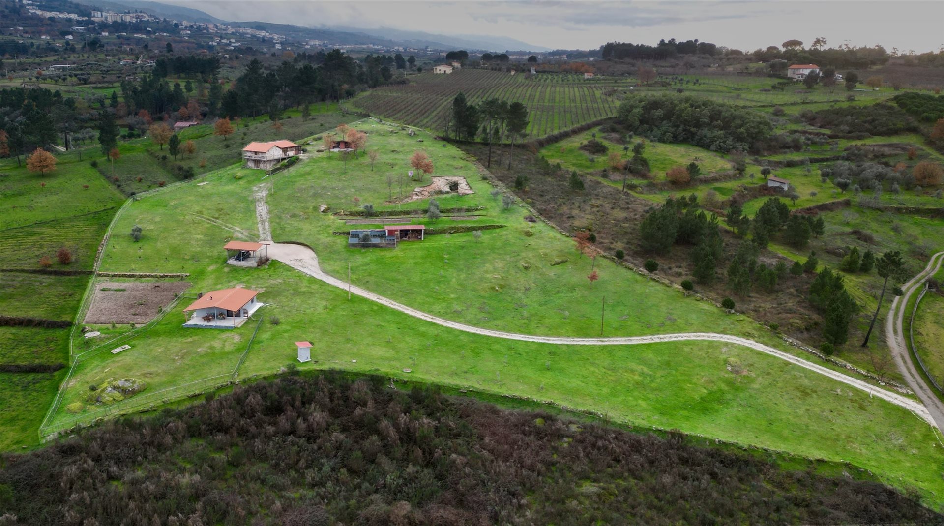 A quiet quinta with wide views and two independent homes.