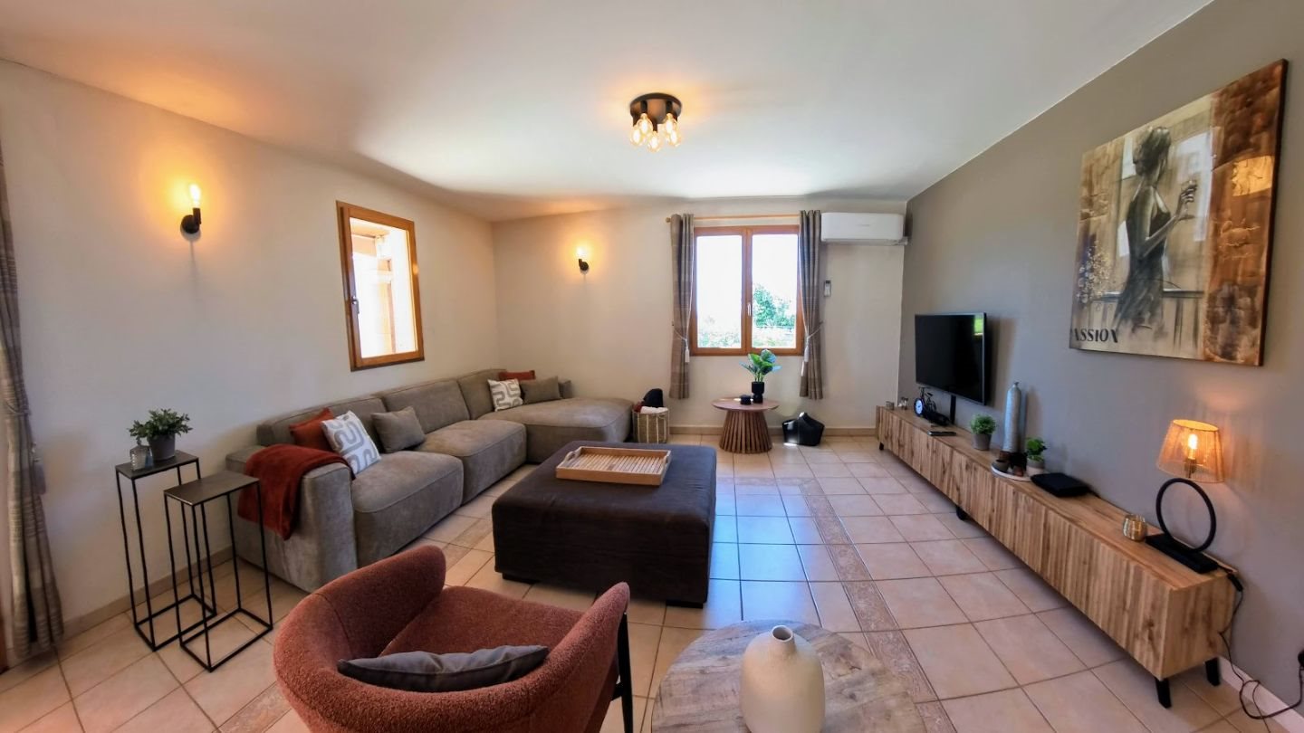 Villa 135m² avec 3 chambres, piscine, 2100m² à Castelnau-d'Aude