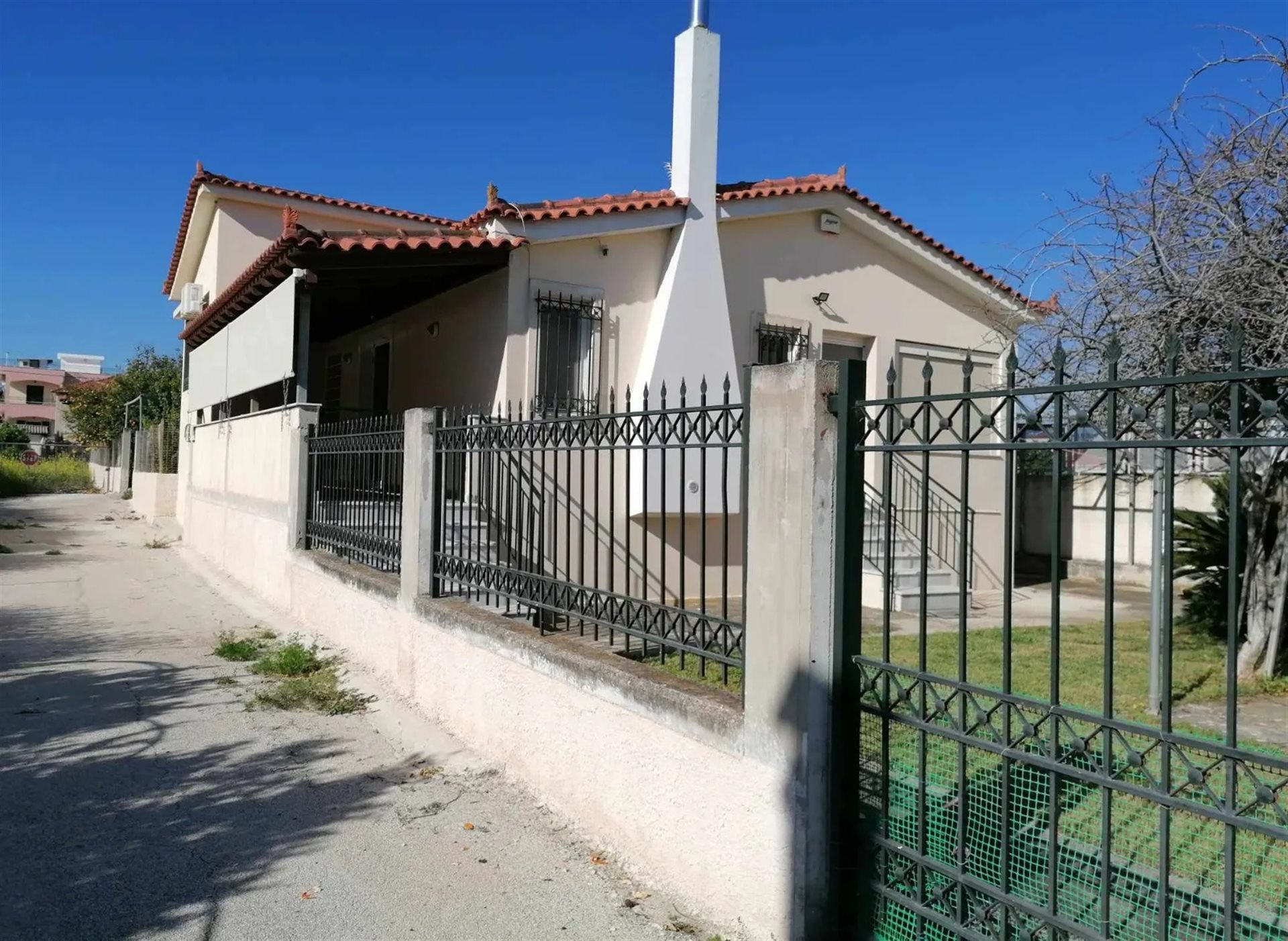 70 m από την παραλία Βραχατίου Κτίσμα: 151,30 τ.μ. (99,05 αυτόνομη κατοικία 3 υπνοδωματίων σε 2 επίπ