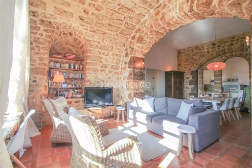 Charming apartment in the Chateau du Puy