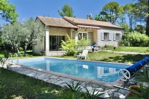 Beautiful single-storey house with swimming pool