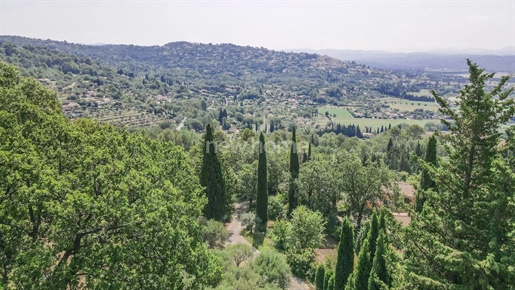 Provencal property wonderful view on 20.000m² of land in Fayence