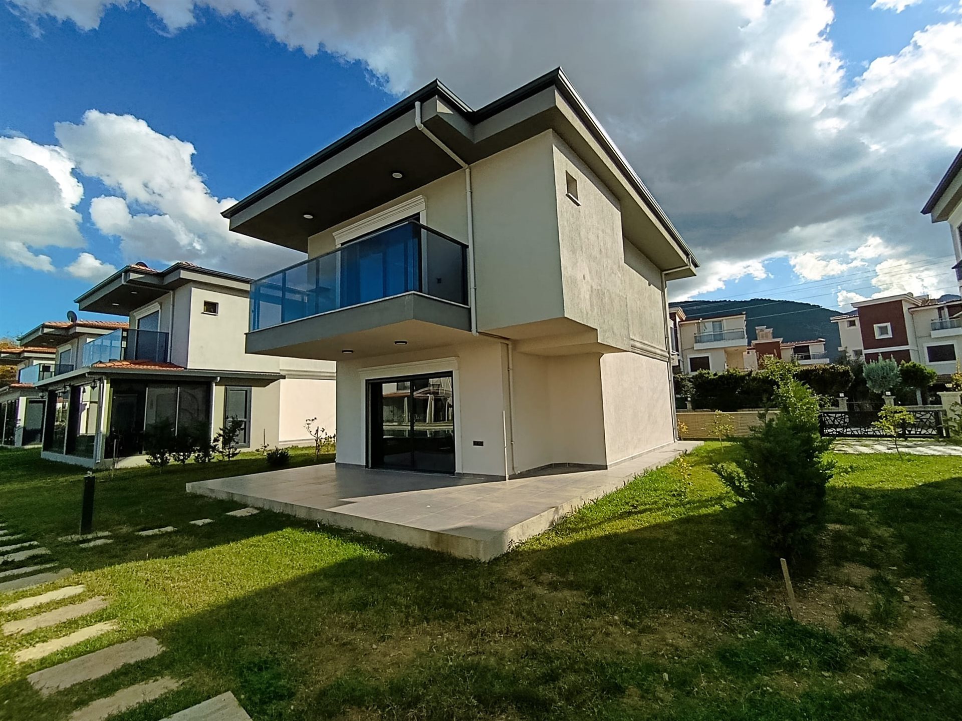 Kuşadası Güzelçamlı’nın En Gözde Konumunda Sıfır 3+1 Villa – Büyük Bahçe, Havuz, 12 Ay Yaşam!