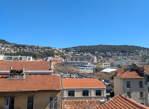 Remontoitu Huoneisto - Avoin Näkymä - Kaupungin Sydämessä