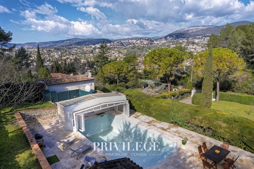 Maison de charme avec piscine et jardin luxuriant à Grasse