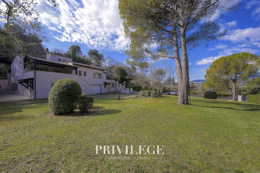 Charming house with swimming pool and lush garden in Grasse