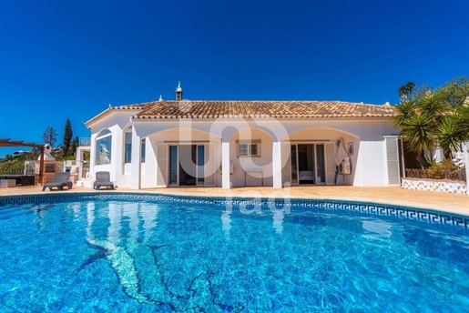 Home / Villa with 6 Rooms in Faro with 375,00 m²
