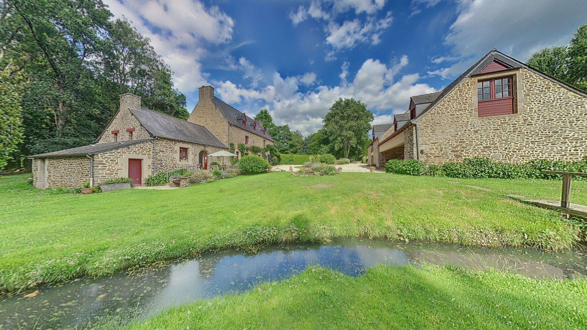 Close to Dinan and Saint Malo, in the area of the beautiful River Rance Estuary, a place of great na