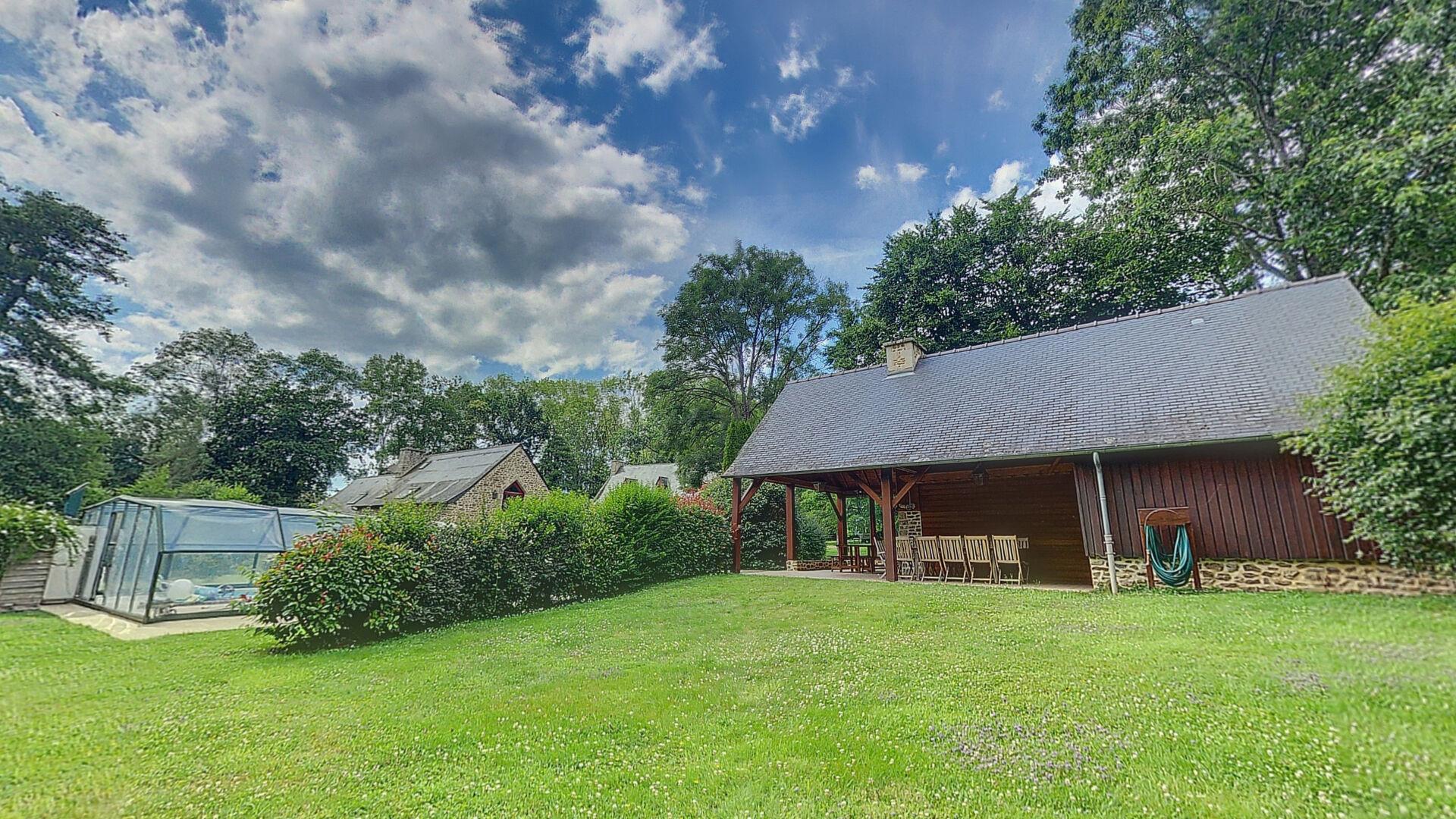 Close to Dinan and Saint Malo, in the area of the beautiful River Rance Estuary, a place of great na