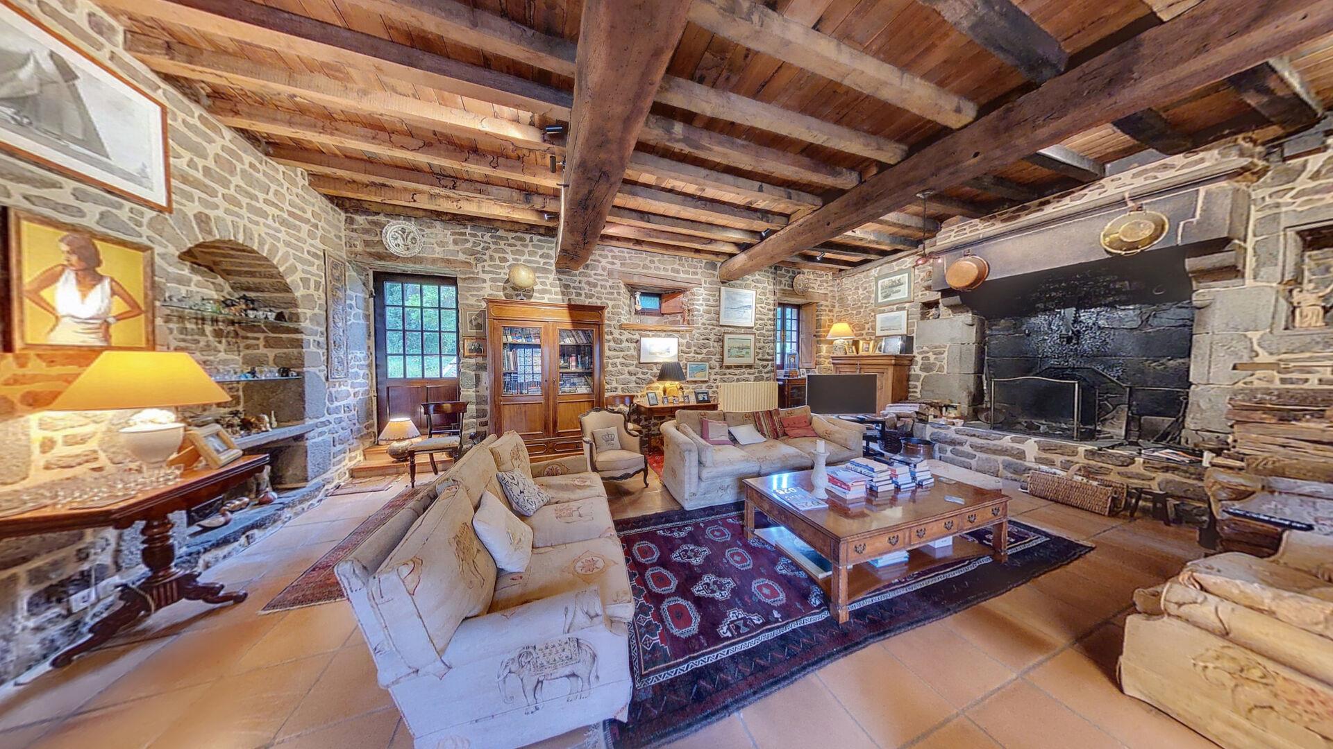 Close to Dinan and Saint Malo, in the area of the beautiful River Rance Estuary, a place of great na