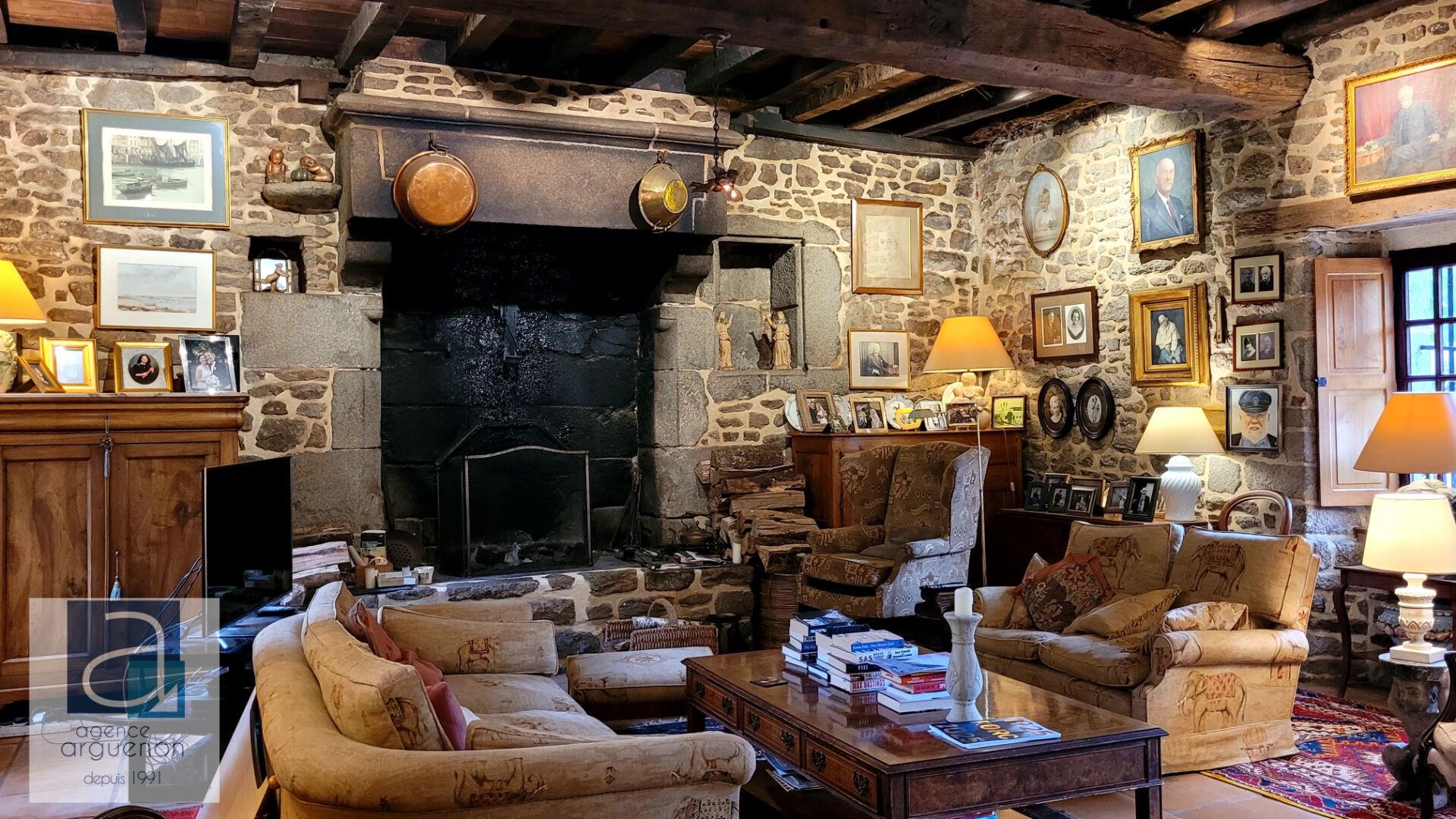 Close to Dinan and Saint Malo, in the area of the beautiful River Rance Estuary, a place of great na