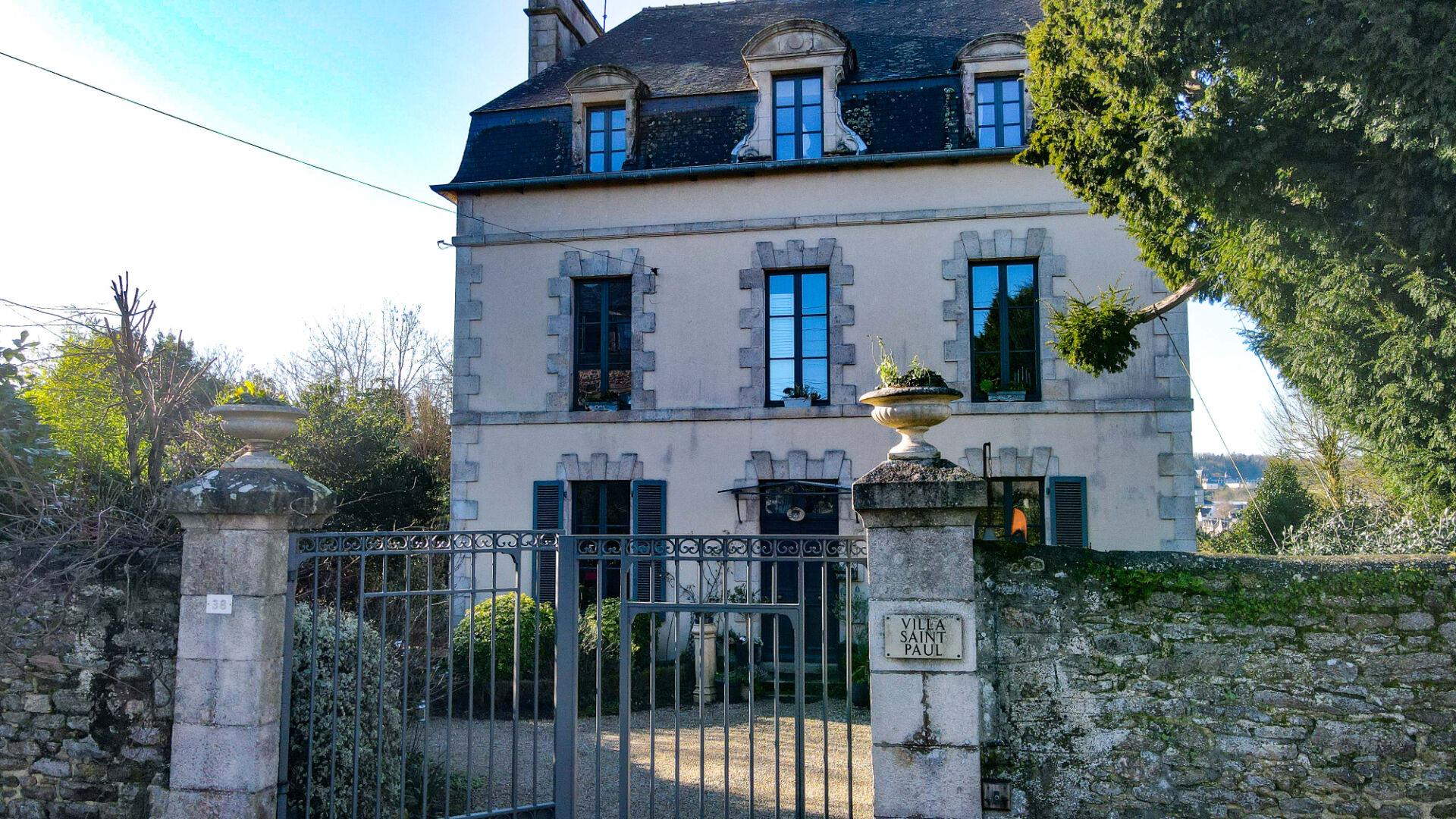 Dinan - A beautiful 19th century Bourgeois Mansion on vast grounds in the centre of town