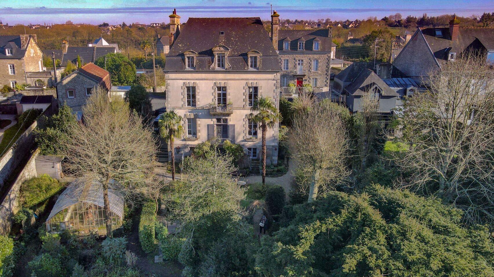 Dinan - A beautiful 19th century Bourgeois Mansion on vast grounds in the centre of town