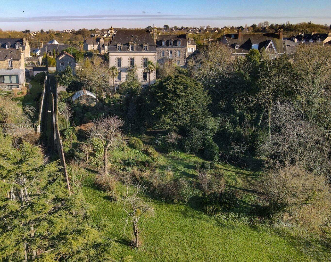 Dinan - A beautiful 19th century Bourgeois Mansion on vast grounds in the centre of town