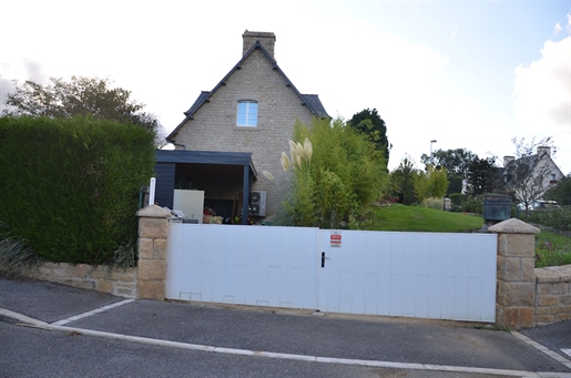 Broons - Family house - town centre - 4 bedrooms - Land, garage, carport and swimming pool.