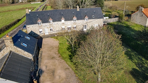 Dol De Bretagne: Charmantes und charaktervolles Anwesen in einem Ferienhaus in einem Park.