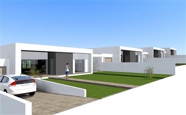 Detached T4 houses / Garage for two cars / Two minutes from the center of Leiria / Plot of 1000m2