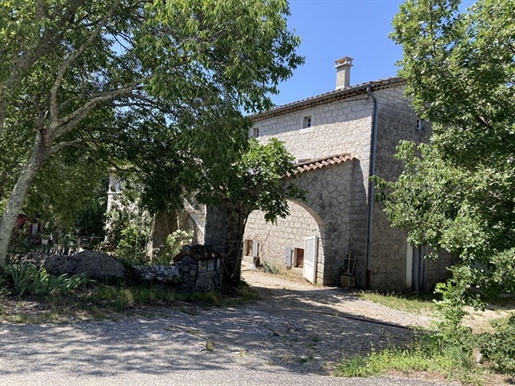 In der Nähe des charaktervollen Dorfes im Süden der Ardèche