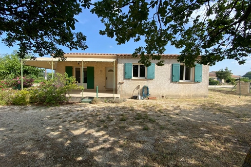 Charming villa from 2006 on an enclosed plot of approximately