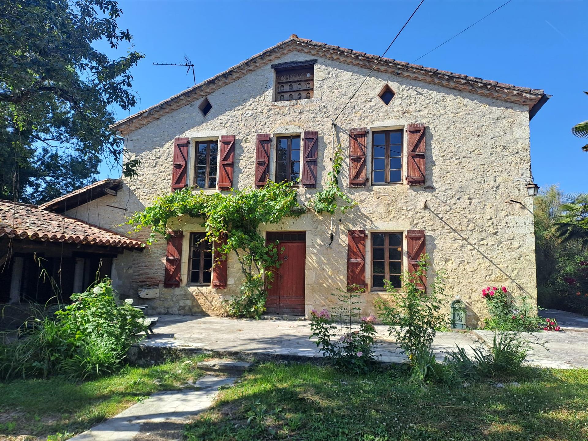 Authentic Gascon stone house of 220 m² with covered terrace and garage