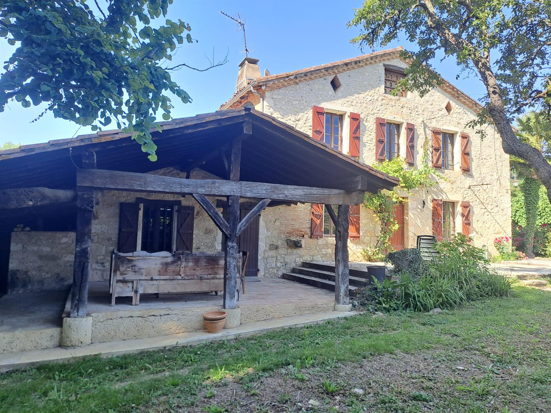 Authentic Gascon stone house of 220 m² with covered terrace and garage