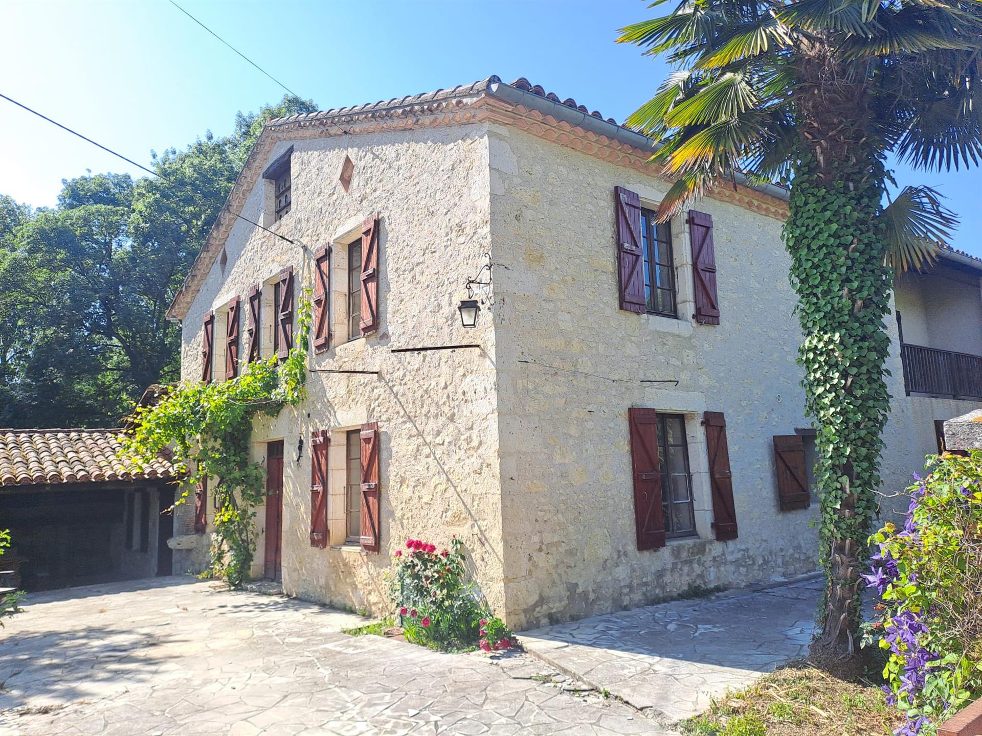 Authentic Gascon stone house of 220 m² with covered terrace and garage