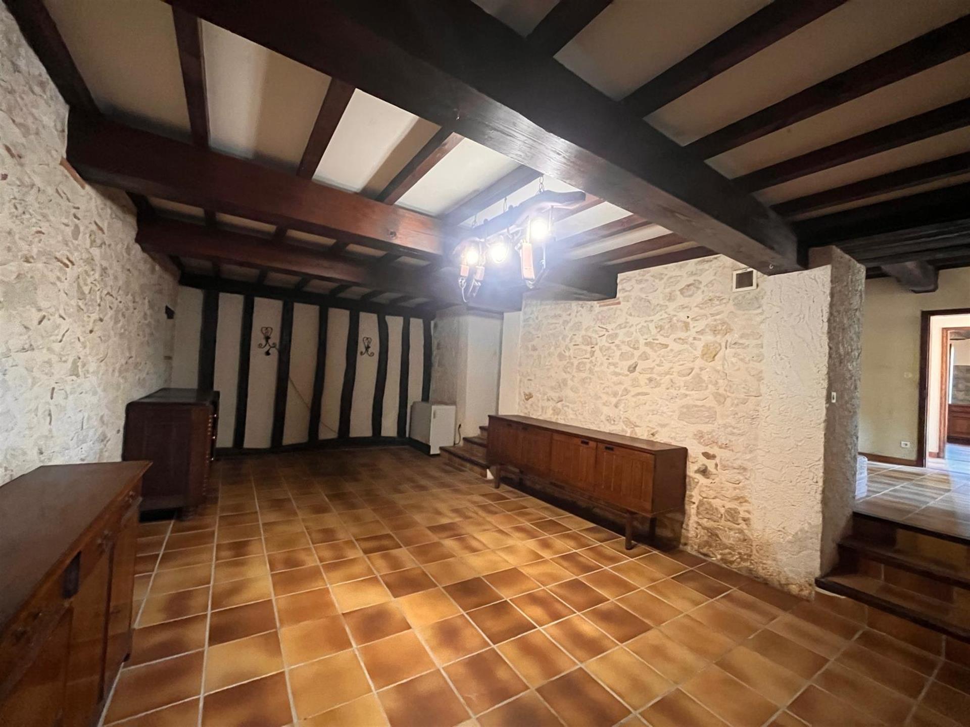 Authentic Gascon stone house of 220 m² with covered terrace and garage