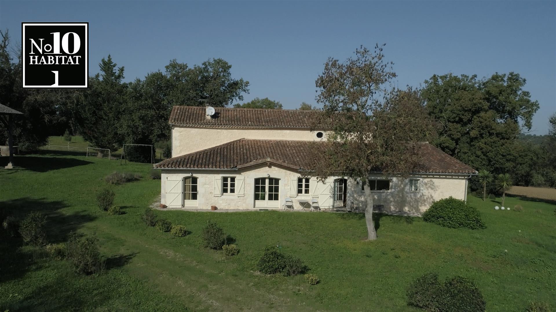 Property 320m² with 2 Houses on 2Ha8