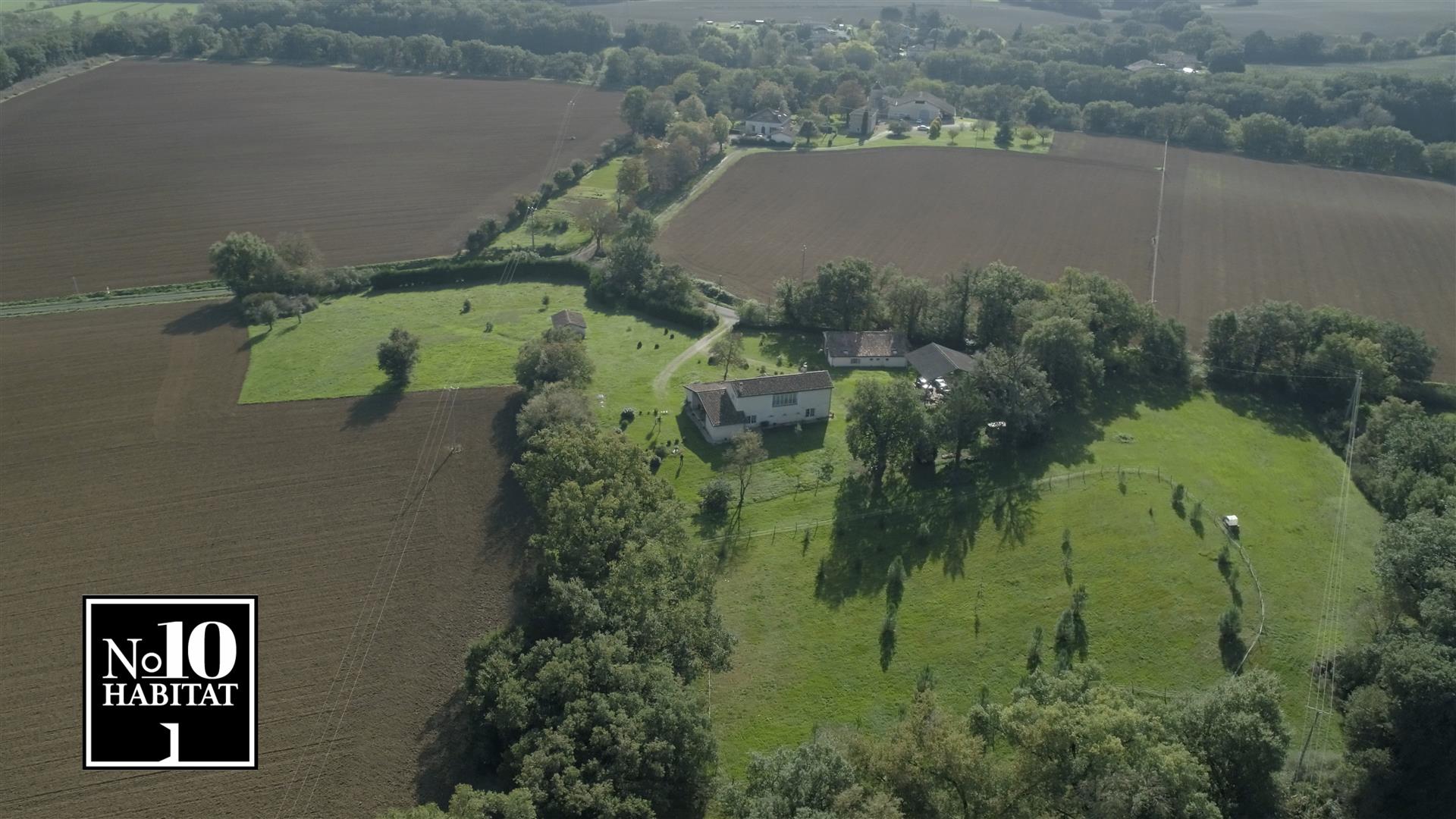 Property 320m² with 2 Houses on 2Ha8