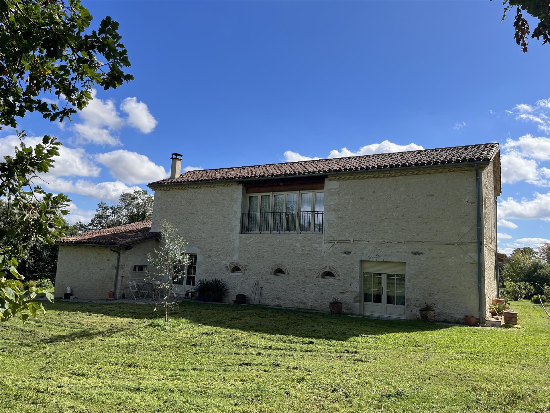 Property 320m² with 2 Houses on 2Ha8