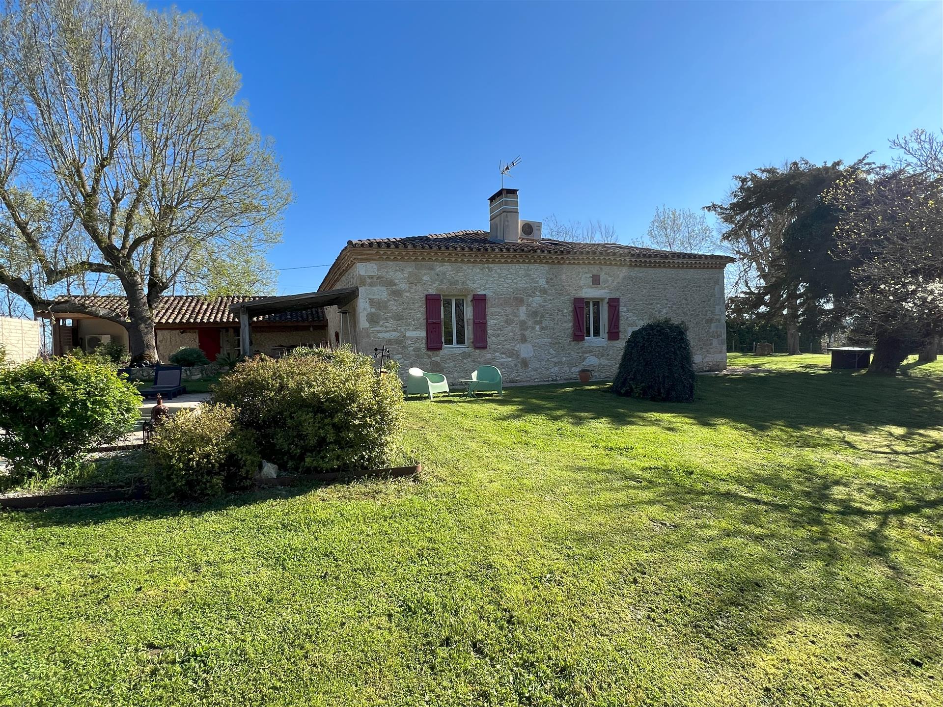 Stone house 240m² - 1Ha8 - 5 bedrooms - Swimming pool - Jacuzzi - Garage