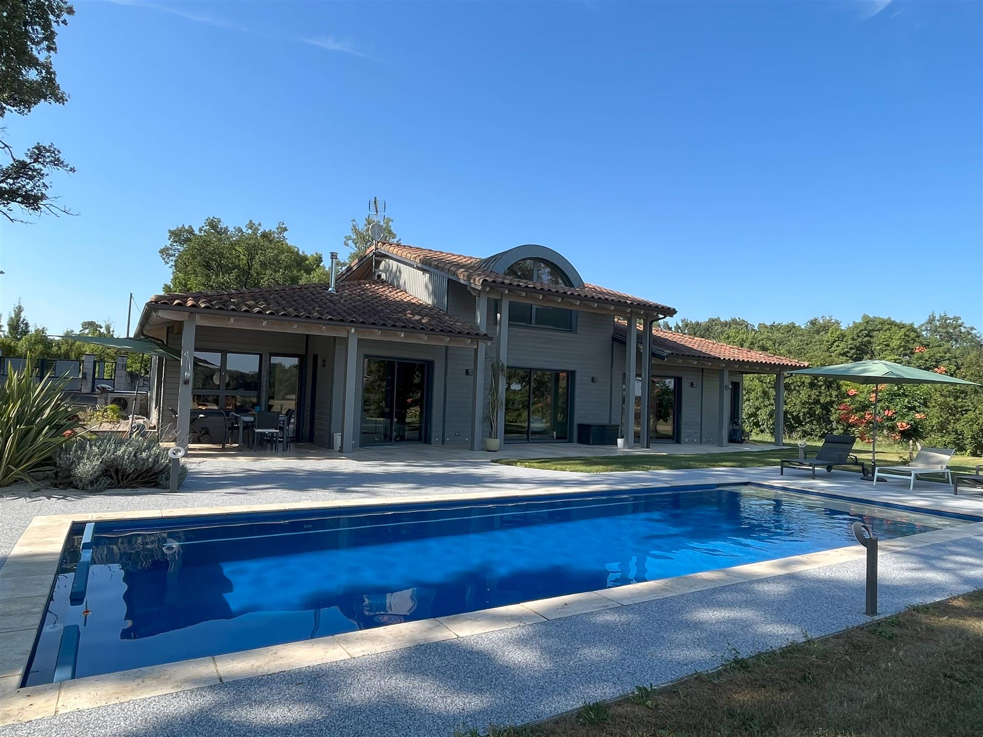 Architect's house 175m² - Heated swimming pool - Unobstructed view. 