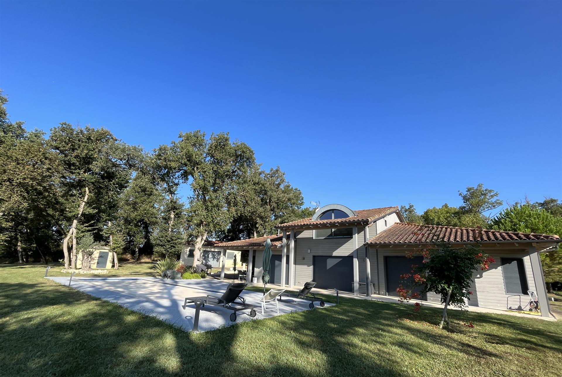 Architect's house 175m² - Heated swimming pool - Unobstructed view. 