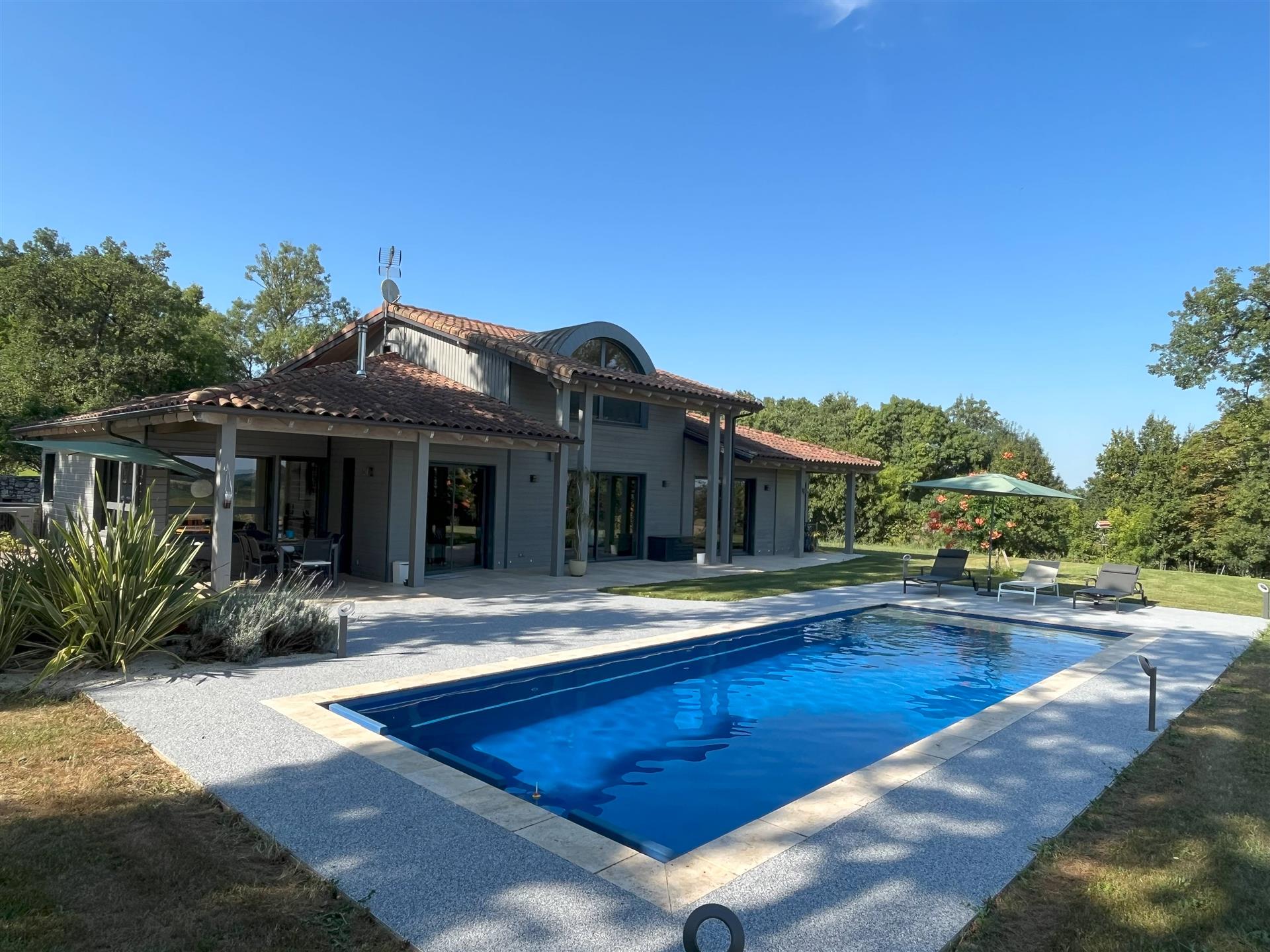 Architect's house 175m² - Heated swimming pool - Unobstructed view. 
