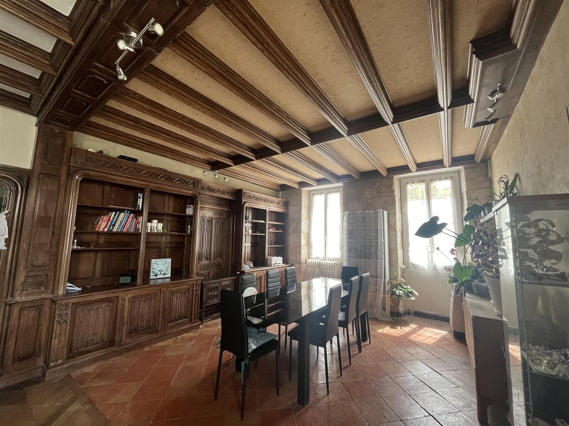  Village house 185m² - 7 rooms - Garden + Apartment 64m² T2 with garage.