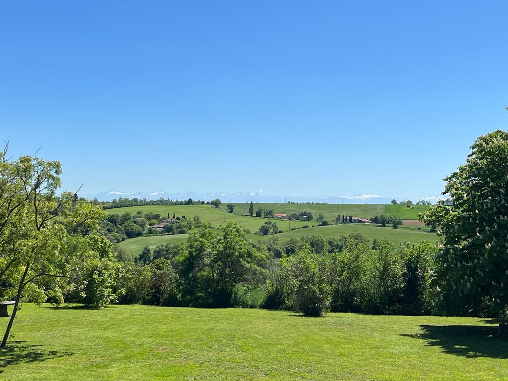 Bourgeois house 250m² - 5 bedrooms - Outbuildings - View of the Pyrenees