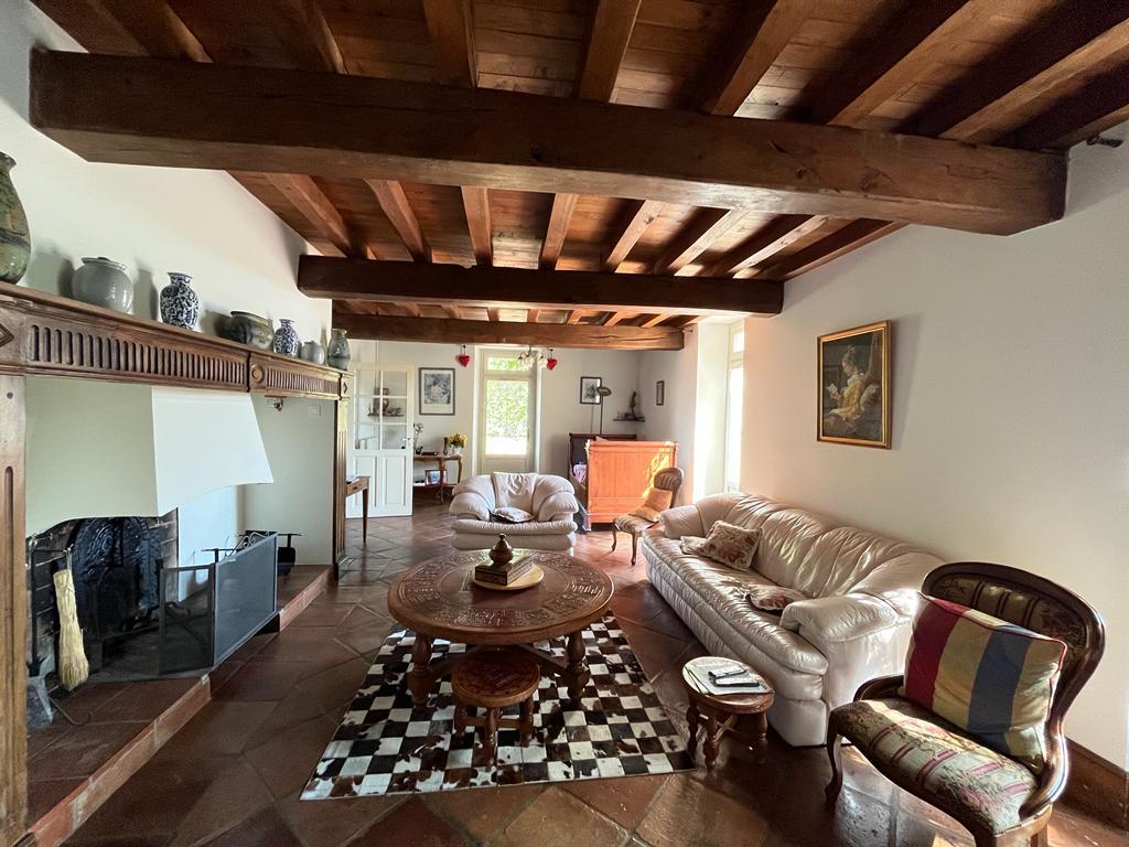 Bourgeois house 250m² - 5 bedrooms - Outbuildings - View of the Pyrenees