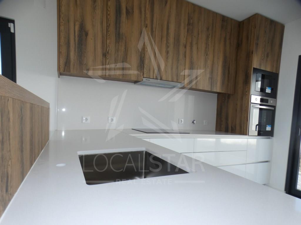 Contemporary 4 Bedroom Duplex House