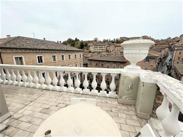 Large apartment with exclusive terrace in the historic center