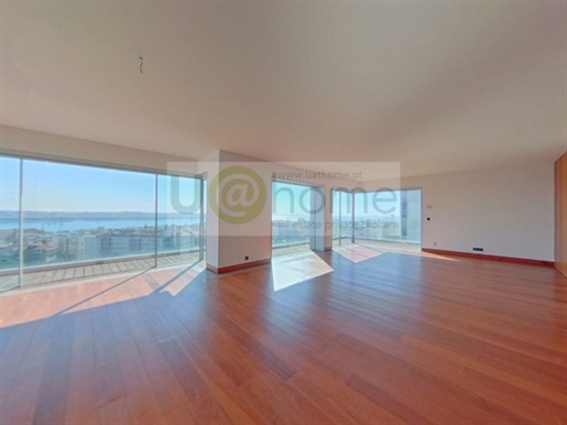 4 bedroom apartment with view of river