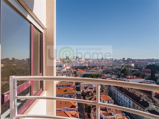 4 bedroom apartment with river and Monsanto view