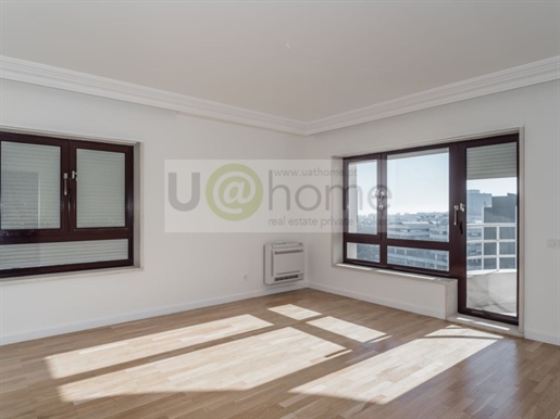 4 bedroom apartment with river and Monsanto view