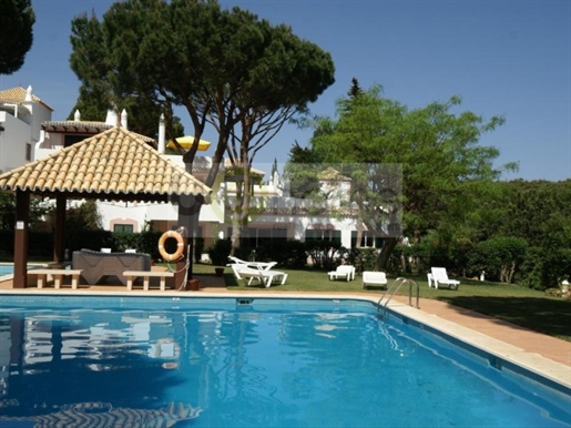 3 bedroom villa in Vilamoura in a condominium with swimming pool