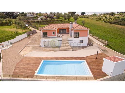 3+1 bedrooms House on plot with 1700sqm with pool in Santarém