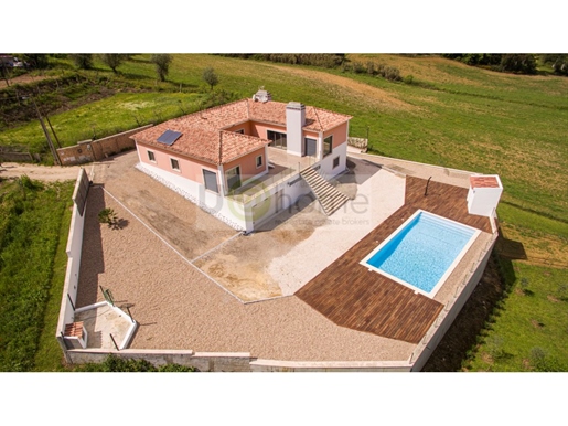 3+1 bedrooms House on plot with 1700sqm with pool in Santarém