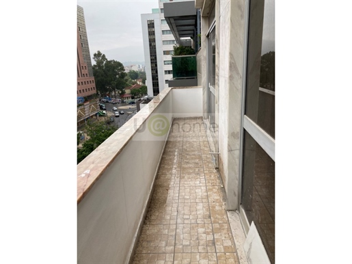 Refurbished 2 bedroom flat with balcony and parking in Campo Pequeno